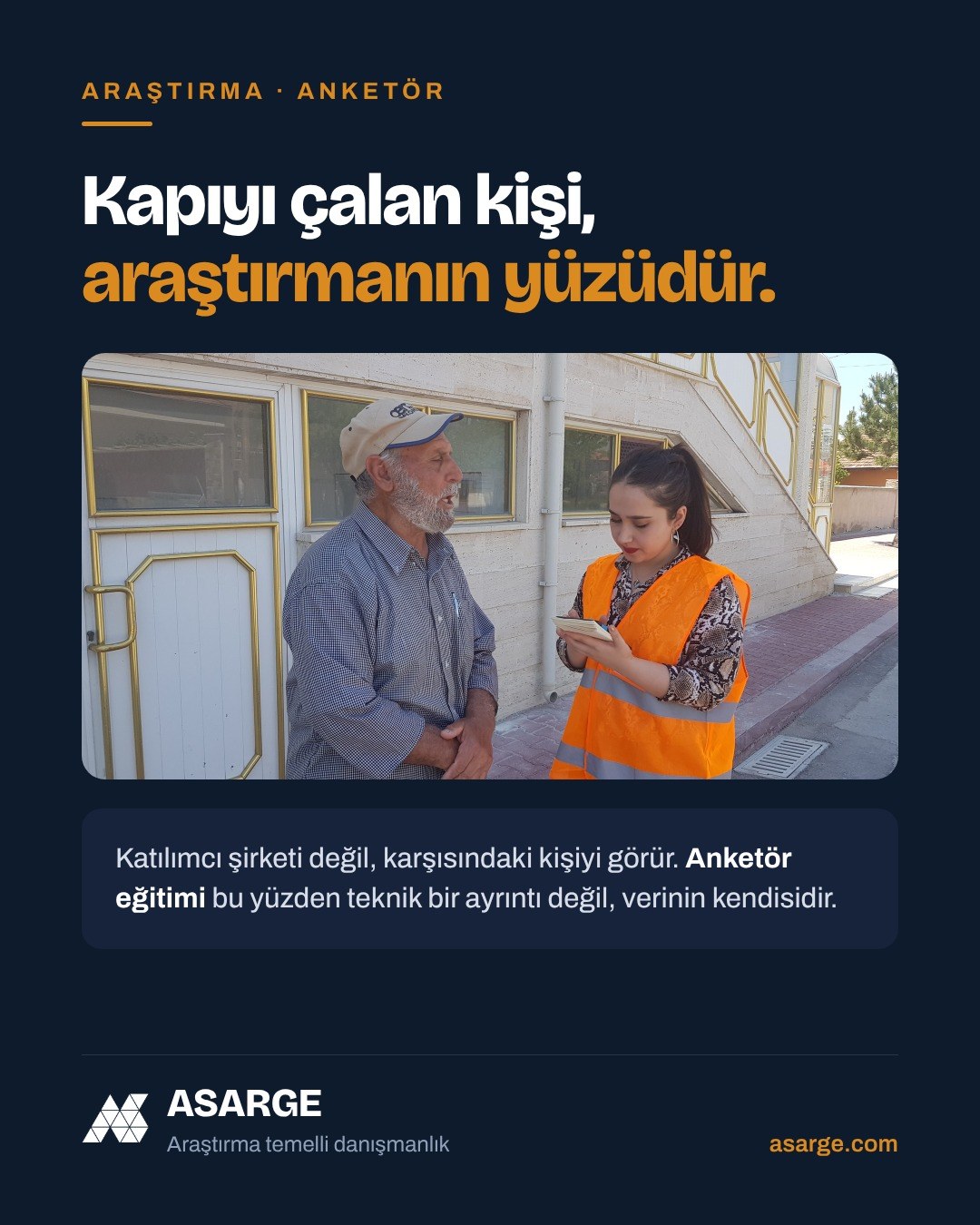 Turuncu yelekli bir ASARGE anketörü, bir köy evinin önünde yaşlı bir adamla ayakta görüşme yaparken; elinde telefonla anket formu var.