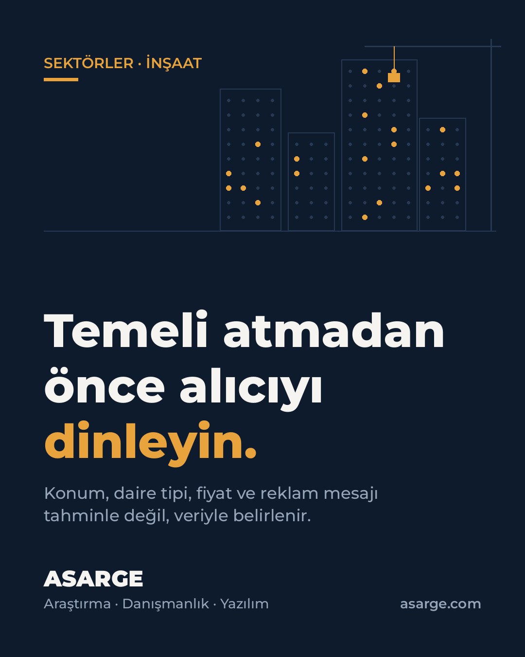 Lacivert zemin üzerinde noktalardan oluşan pencereleriyle bina silüetleri ve vinç; altında "Temeli atmadan önce alıcıyı dinleyin." yazısı.